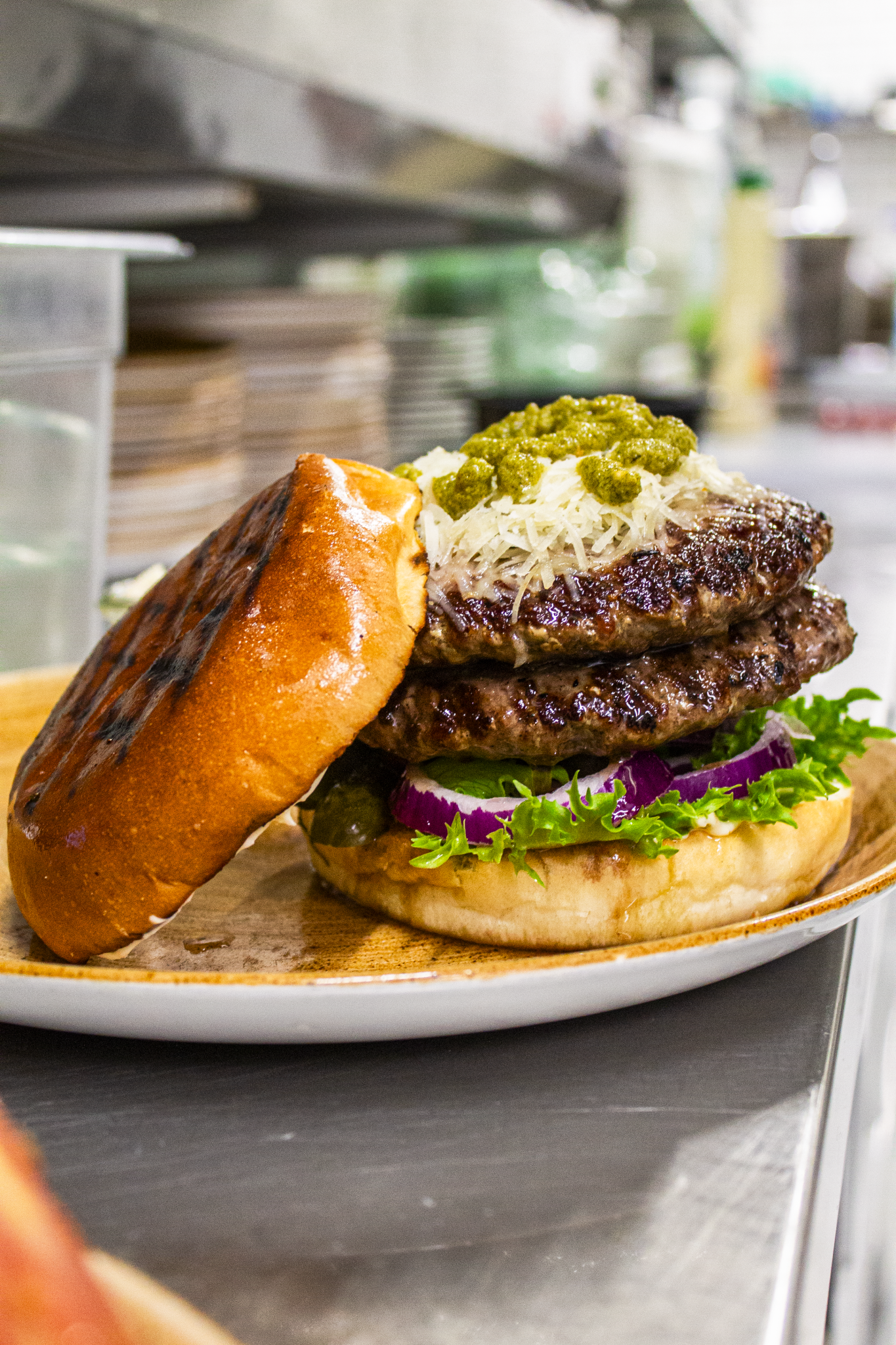 Burger med oksekød, ost, salat og pesto hos Café Love Velvet