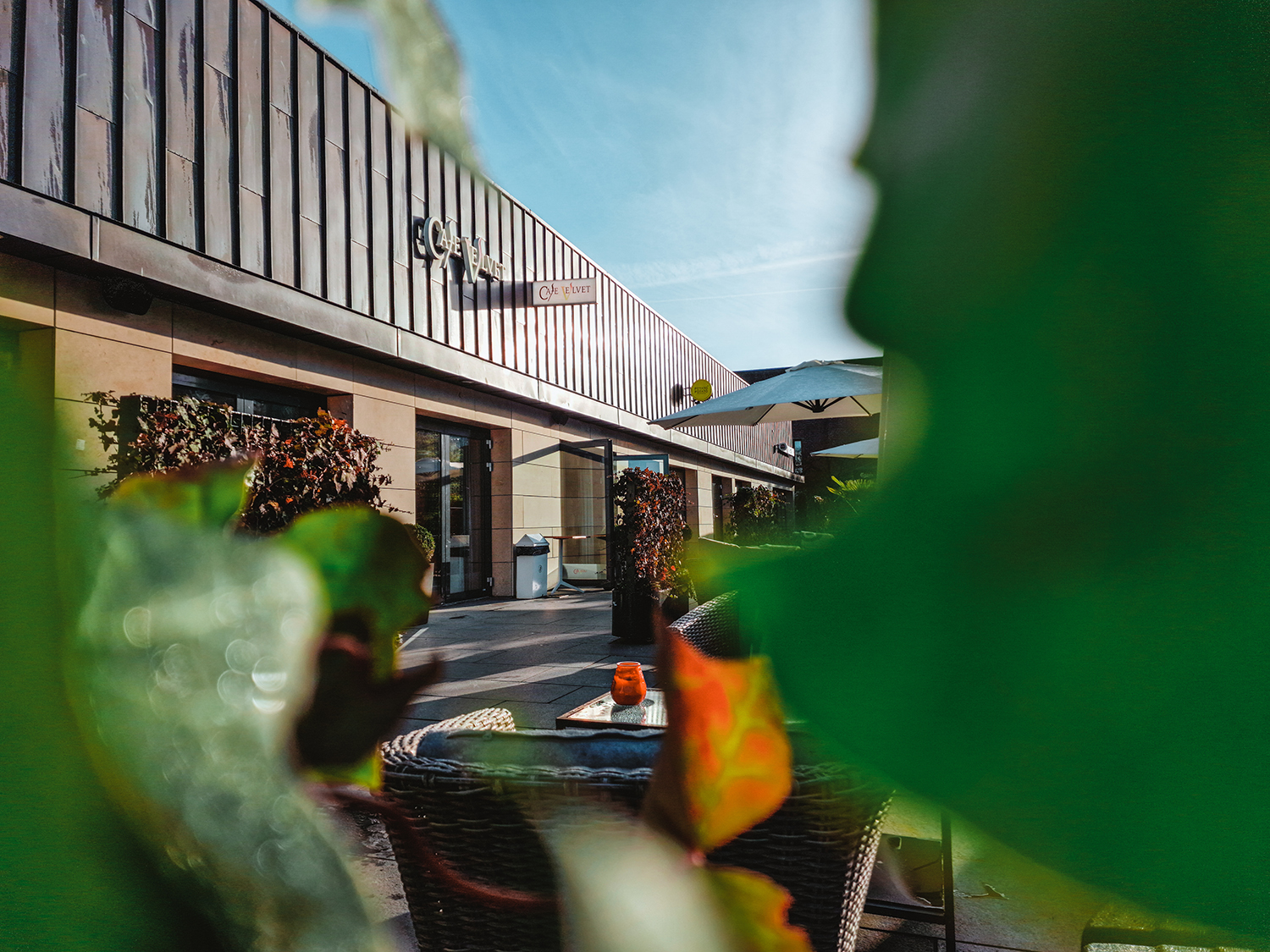 Café Love Velvets facade og udendørs siddepladser i Vejle