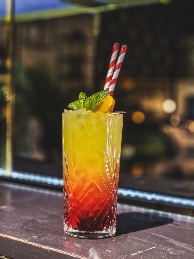 Farverig cocktail ved vinduet i Café Love Velvet